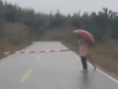 【女子驾车游玩被村民拦路索要100元 争议收费终调解】