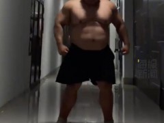 340斤男生展示8块腹肌走红 内幕曝光让人意外！