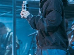 45岁谢霆锋演唱会上掏出保温杯 内幕曝光让人意外!