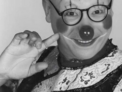 78岁艺术家舞台倒地后逝世 内幕曝光让人意外!