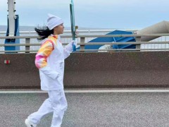 中国运动员参加冬奥会火炬传递 圣火之旅启程[热点]