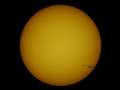 太阳脸上长雀斑：个头不小数量可观，观测太阳黑子群好时机[热点]