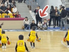 小朋友篮球表演失误却获全网点赞 默契配合感动人心[热点]