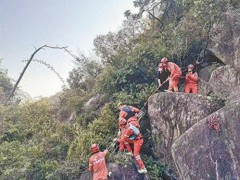 女子爬山摔伤 救援队员抬担架下山 马拉松选手紧急支援[热点]