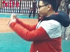 初二男生立定跳远，轻松跳过2.6米[热点]