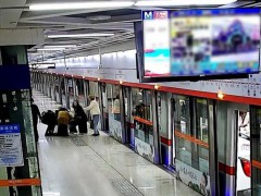 乘客突发心脏病 众人伸手紧急施救 温暖救援全程记录[热点]