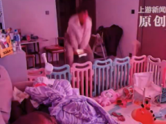 球迷看国足进球狂喜在屋里闭嘴蹦跳 妻子：怕吵醒娃不敢喊[热点]