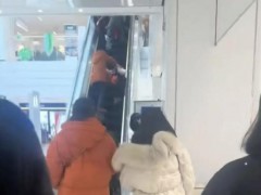 女子推着轮椅上扶梯出现意外 三人受伤引关注[热点]