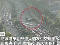 广西防城港一交通事故堵瘫主干道 上班高峰期多车道被占[热点]