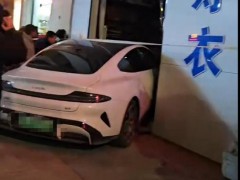 当地回应小米汽车撞进寿衣店 店主称店铺受损闭店待理赔[热点]