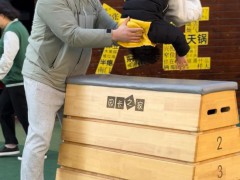 幼儿园萌娃列队跳马障碍跑一气呵成 硬核体能课获赞[热点]