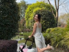 卢靖姗穿礼服高跟鞋遛娃 精致育儿引热议[热点]