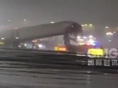 纽约机场一客机撞上地面车辆 事故致机场暂时关闭[热点]