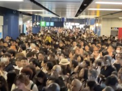 香港一男子闯轨触电受伤 地铁服务中断引发大围站拥堵[热点]
