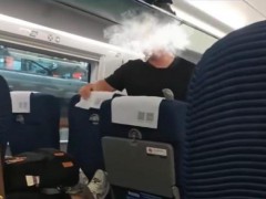 12306回应高铁座椅靠背能否调整 前排乘客有权调座椅[热点]