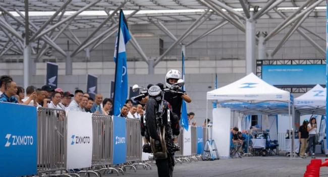 张雪前老板娘的车队夺冠了 雨战中的顽强表现