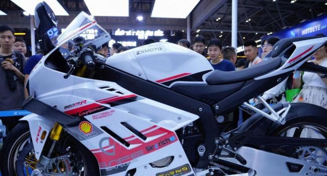 张雪前老板娘的车队夺冠了 雨战中的顽强表现