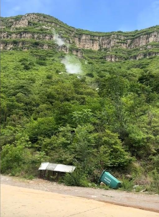 景区巨石从山顶滚落砸中凉亭