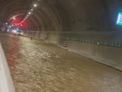 亲历者称隧道涌水像海浪拍车！[热点]