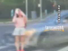 女子站斑马线拍晚霞下一秒被车刮倒 网友：晚霞虽然美，生命更珍贵[推荐]
